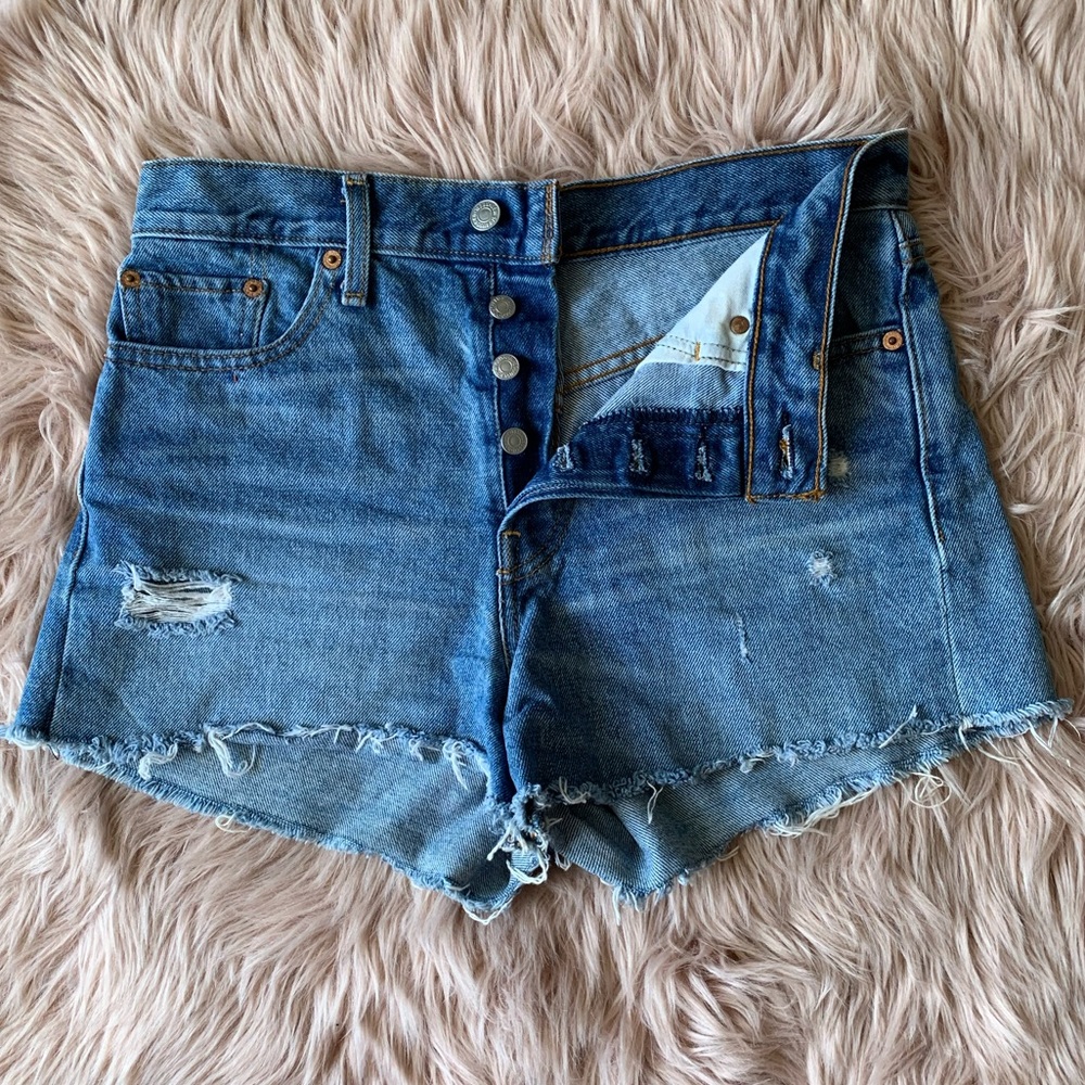Levi’s High Rise Shorts - Picture 2 of 5